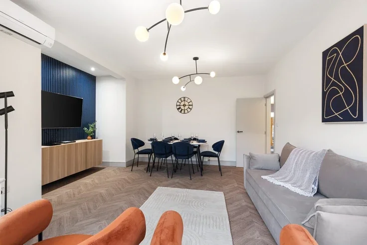 Flat Haslemere Avenue in Greater London