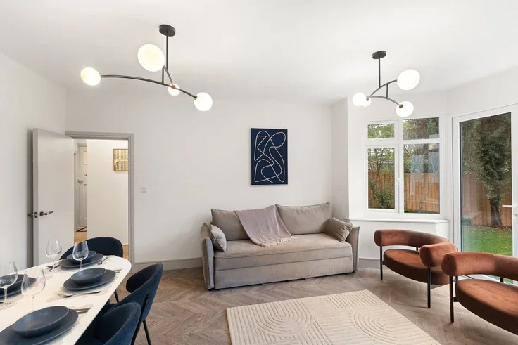 Flat Haslemere Avenue in Greater London