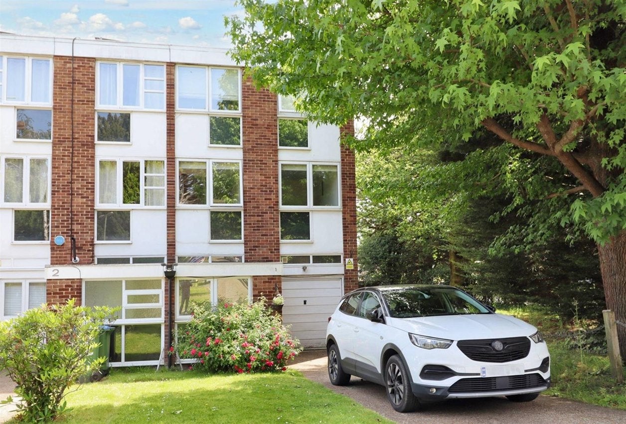 House Silver Tree Close in Elmbridge