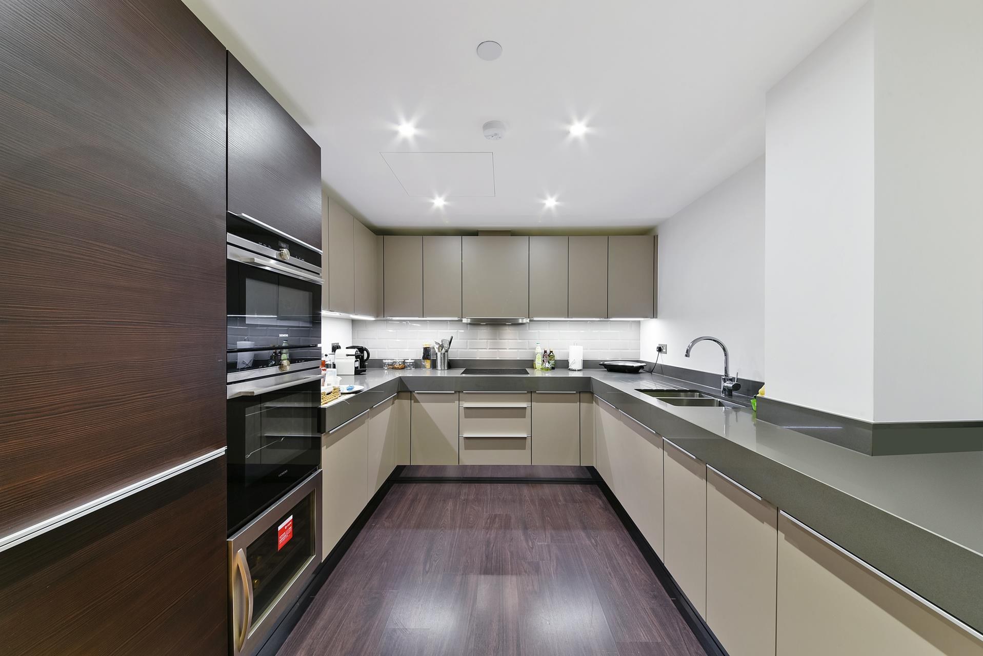 Flat Alie Street in Greater London