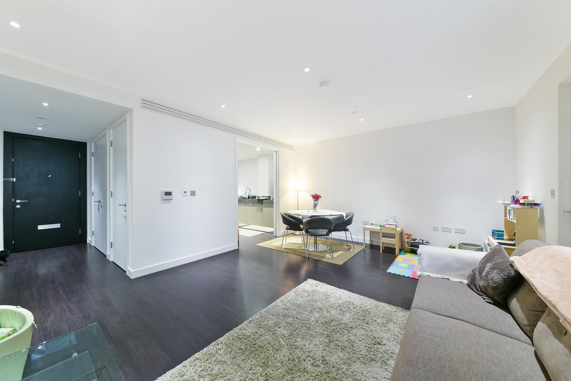 Flat Alie Street in Greater London