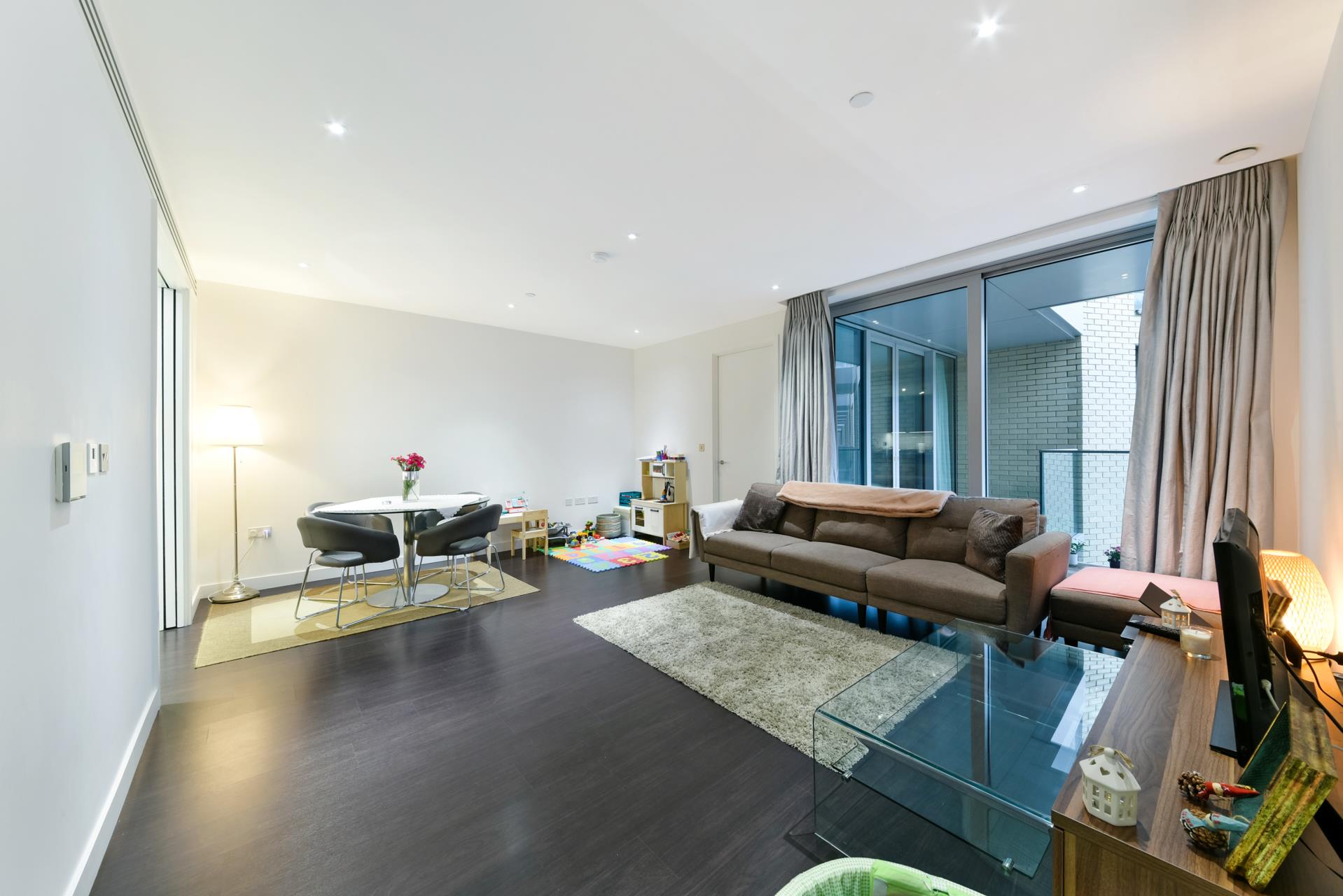 Flat Alie Street in Greater London