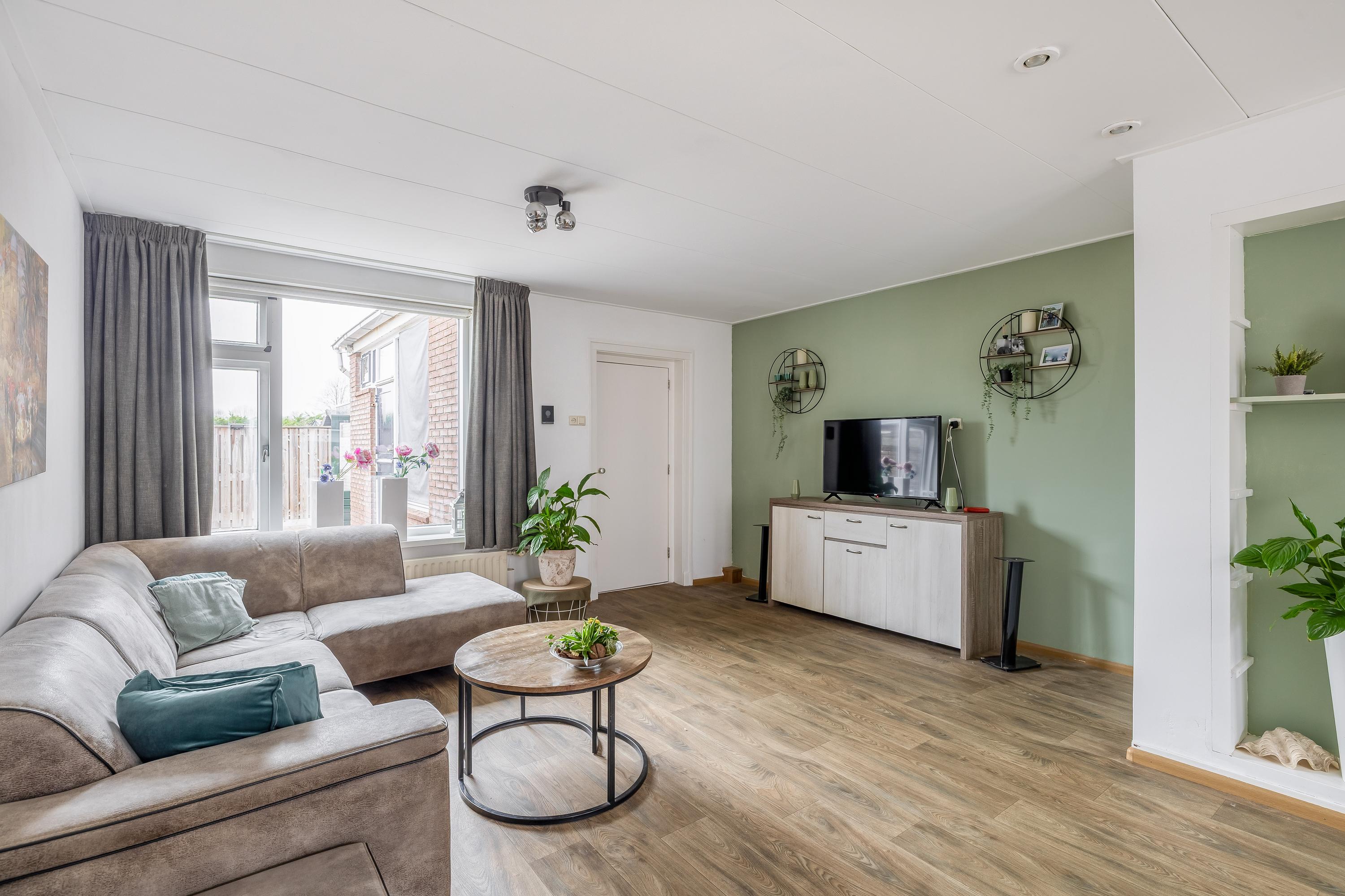 Tussenwoning te koop: Westelijke Achterweg 43, Sommelsdijk