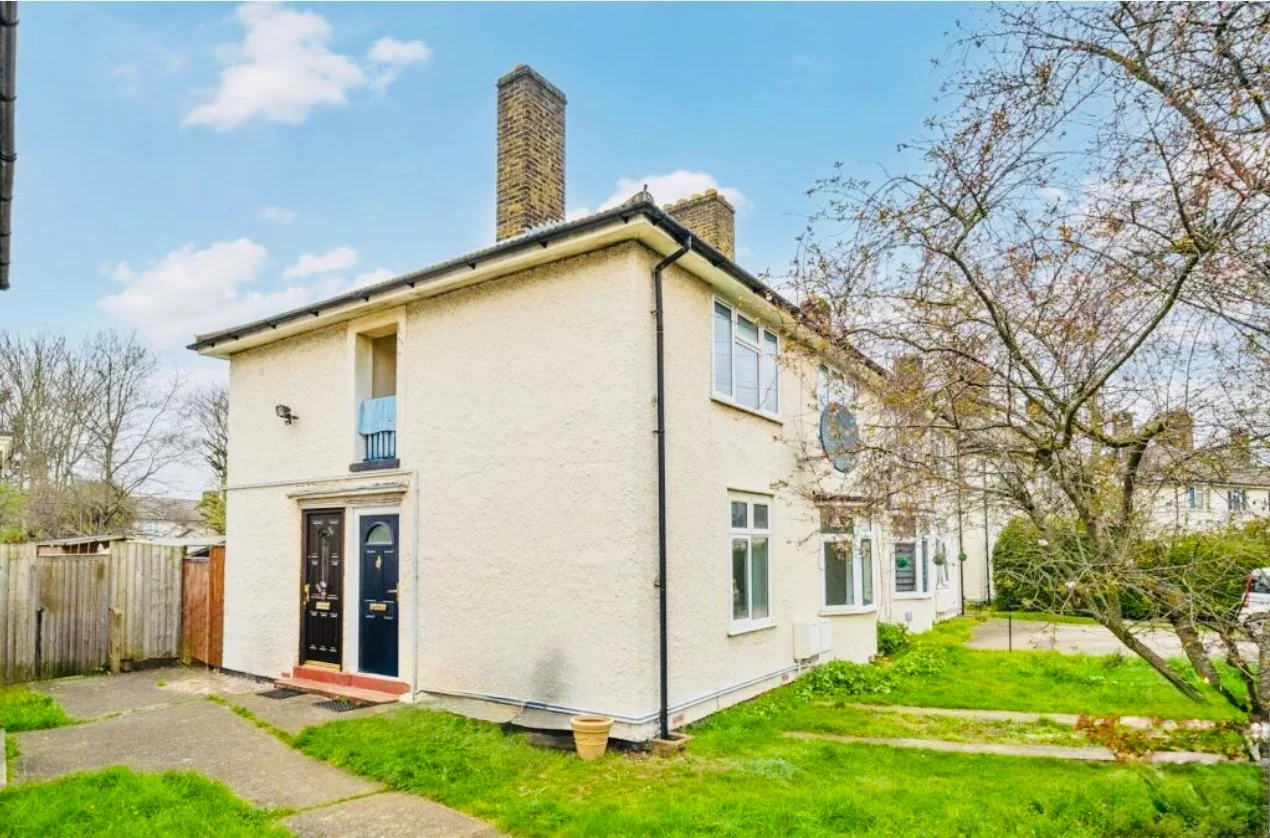 Flat Rugby Gardens in Greater London