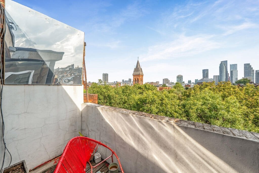 Flat Vauxhall Bridge Road in City of Westminster