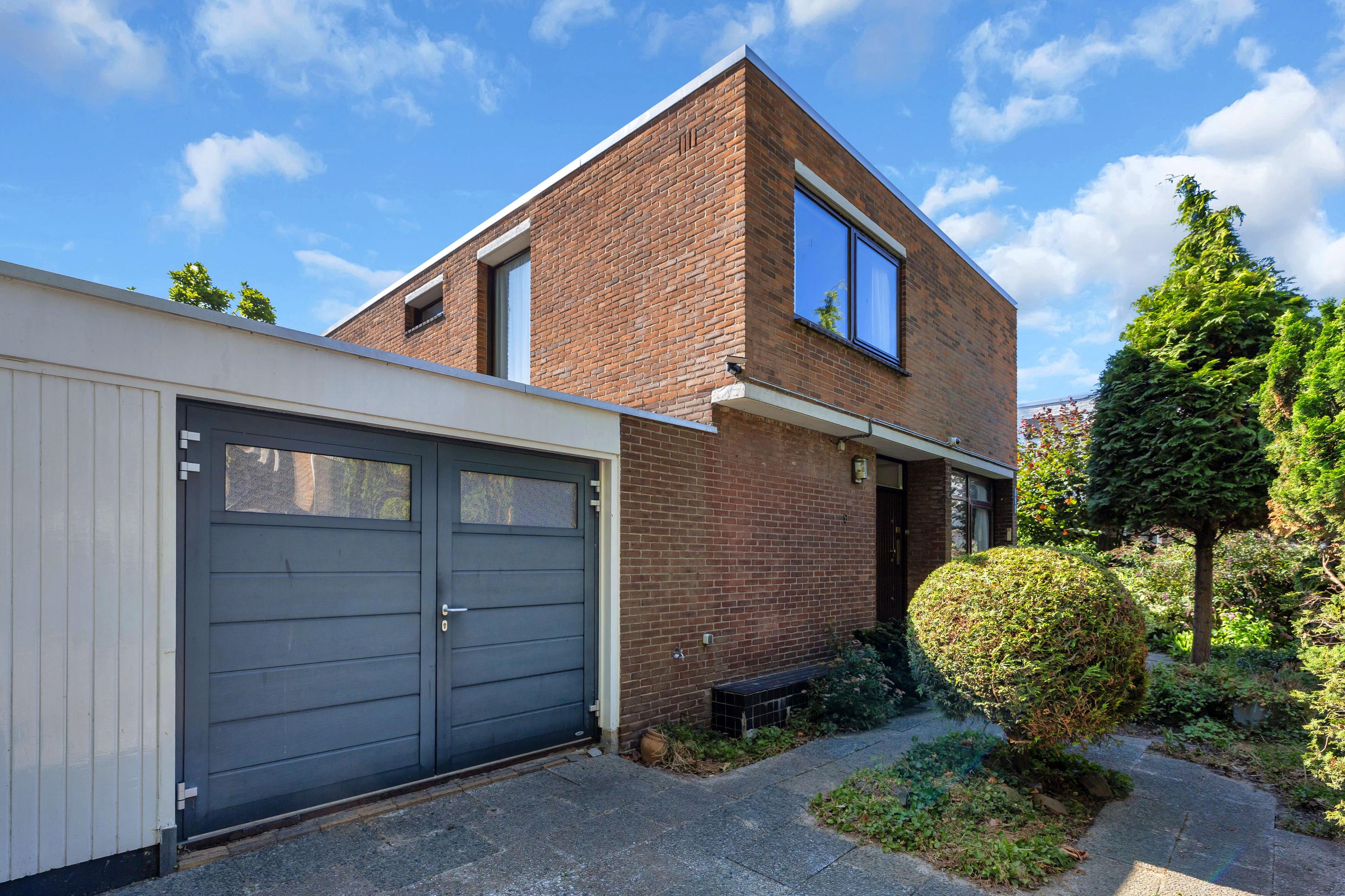Twee-onder-één-kap te koop: Laan van Spieringshoek 9, Schiedam