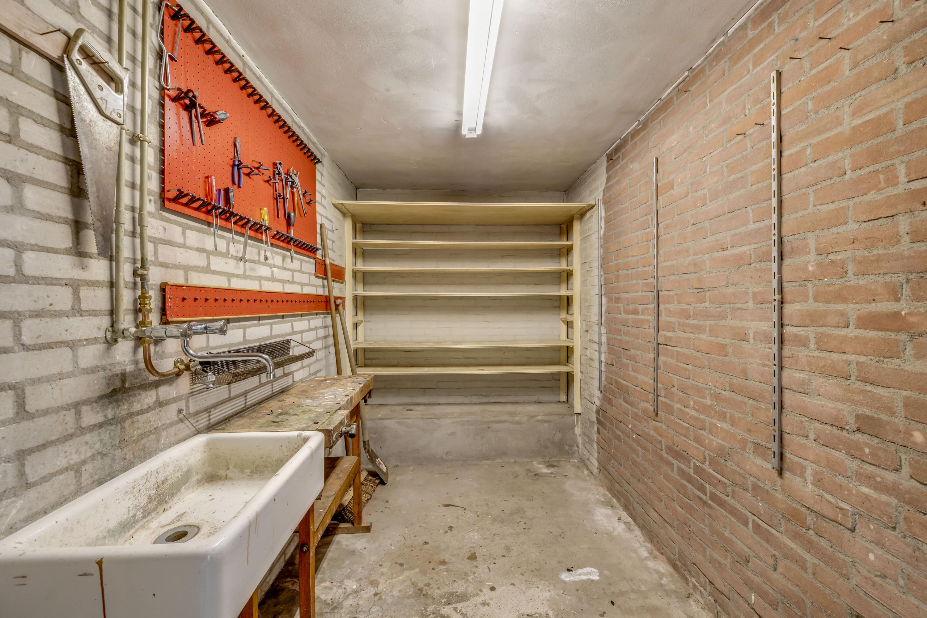 Twee-onder-één-kap te koop: Laan van Spieringshoek 9, Schiedam