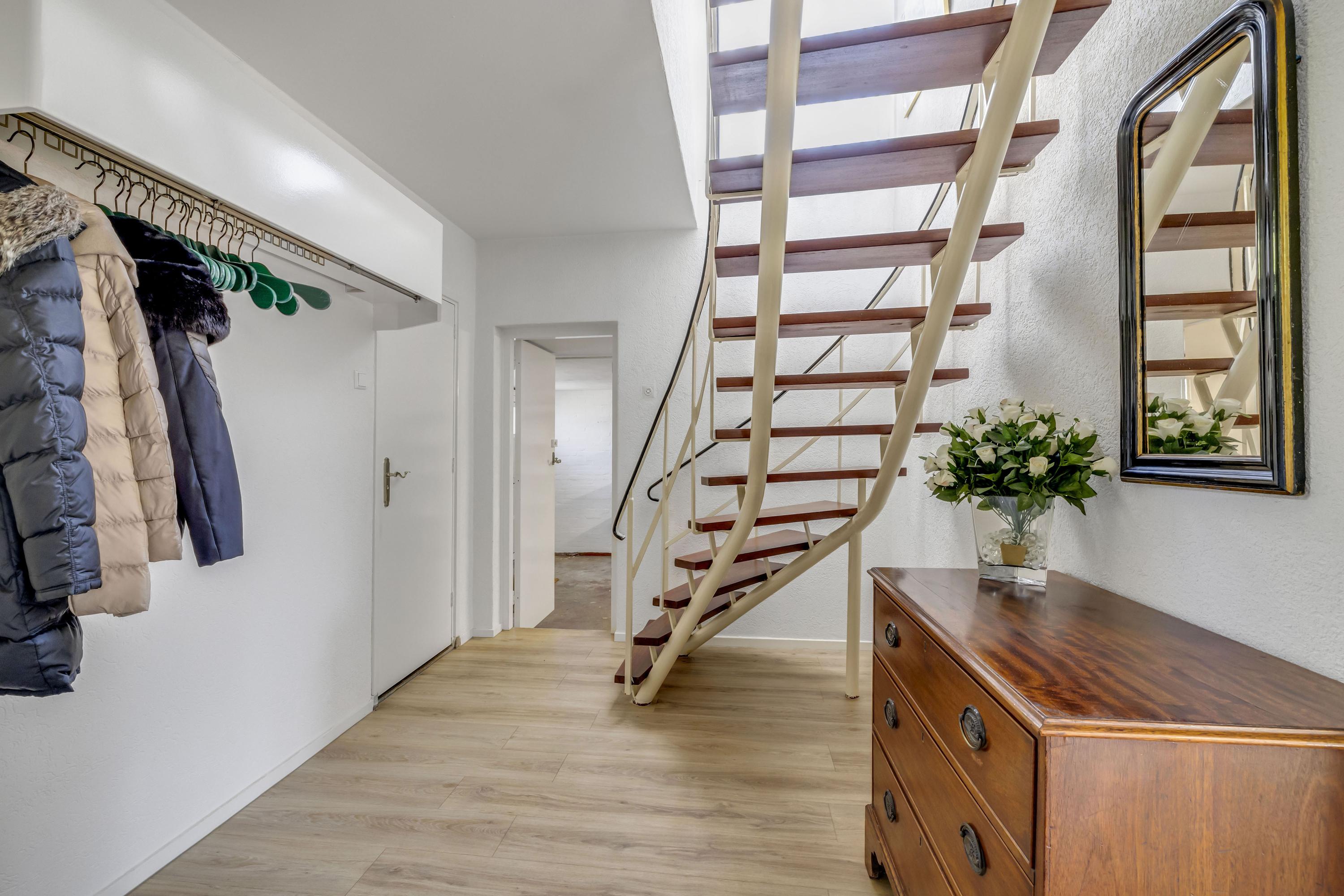Twee-onder-één-kap te koop: Laan van Spieringshoek 9, Schiedam