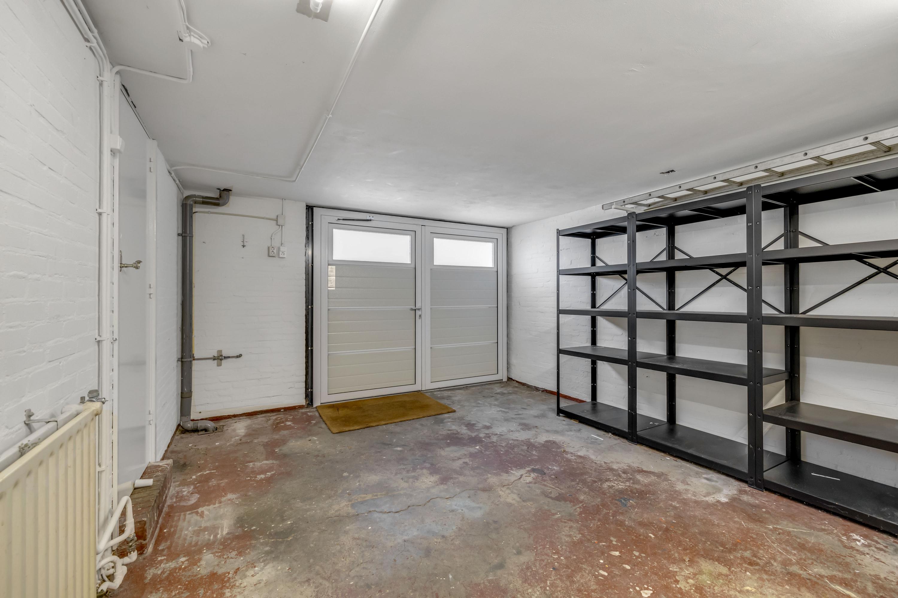 Twee-onder-één-kap te koop: Laan van Spieringshoek 9, Schiedam