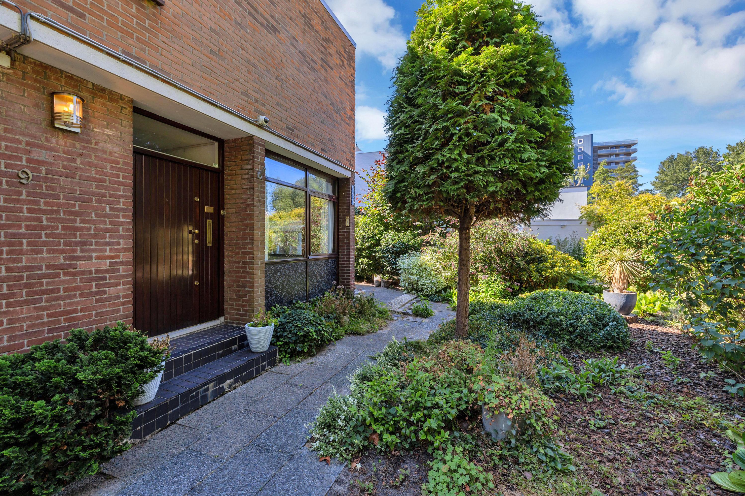 Twee-onder-één-kap te koop: Laan van Spieringshoek 9, Schiedam