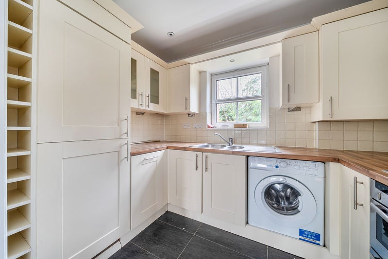 Flat Reris Grange Close in Waverley