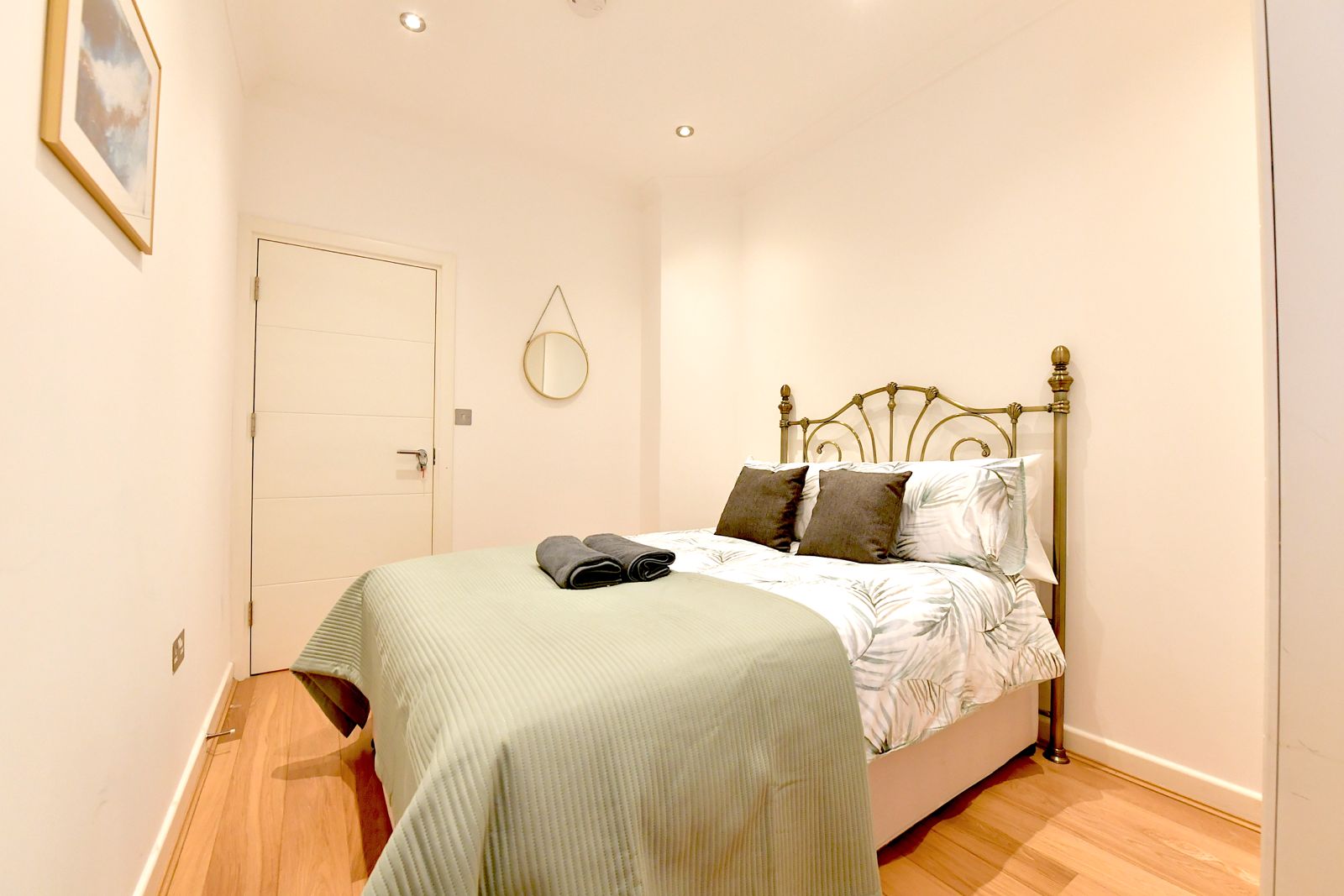 Flat Manor Hall Avenue in Greater London