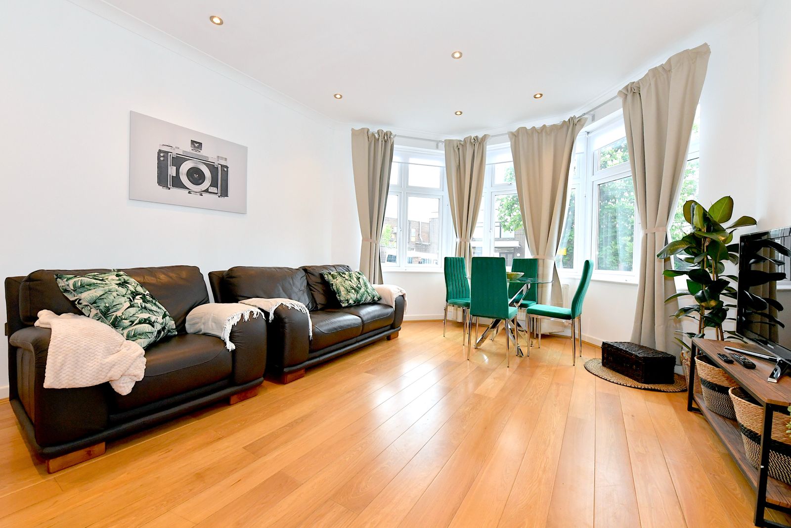 Flat Manor Hall Avenue in Greater London