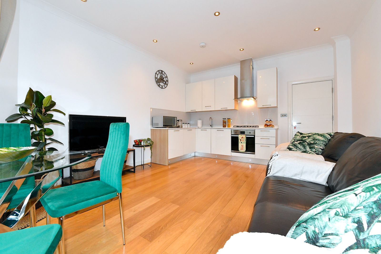Flat Manor Hall Avenue in Greater London