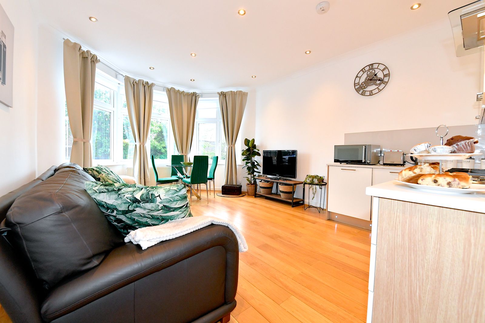 Flat Manor Hall Avenue in Greater London