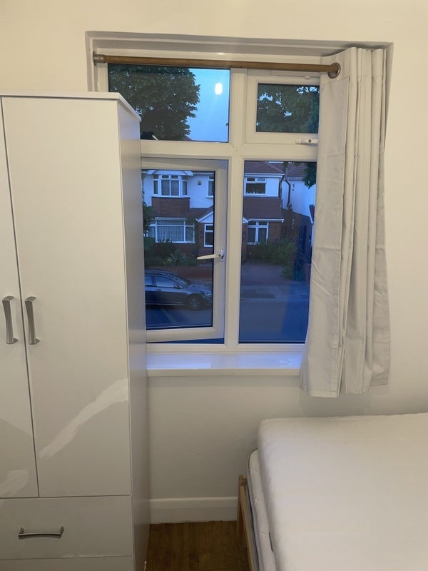Room Empire Road in Greater London