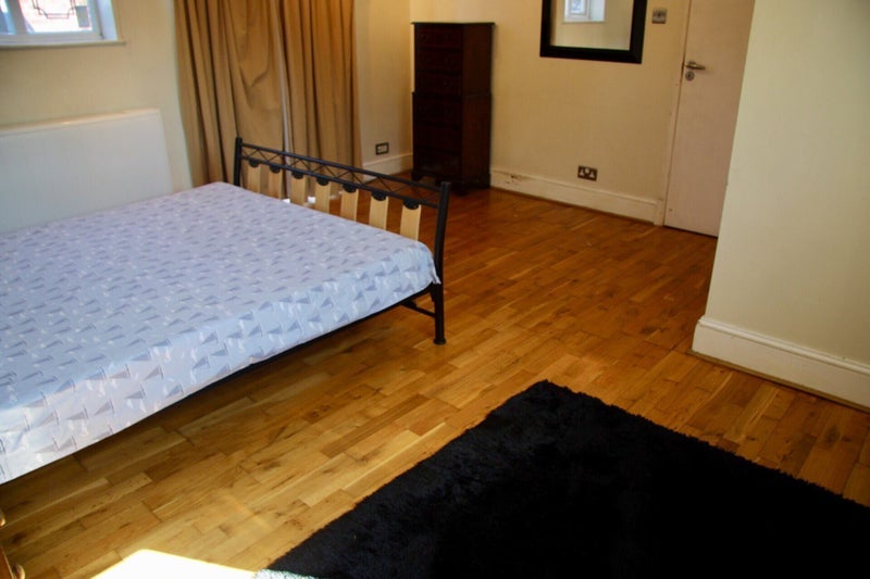 Room Athol Square in Greater London