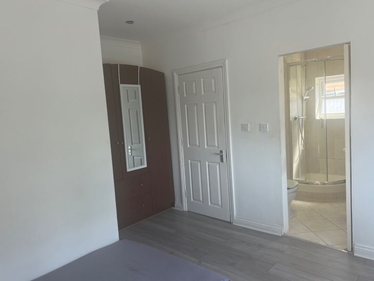 Flat Selborne Gardens in Greater London