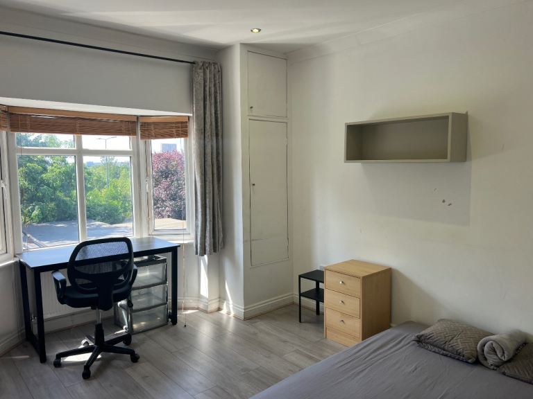 Flat Selborne Gardens in Greater London