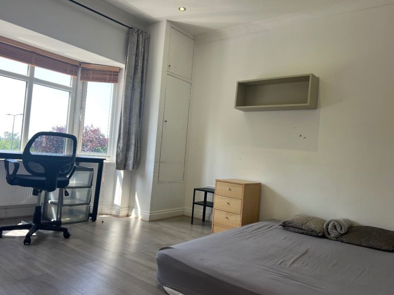 Flat Selborne Gardens in Greater London