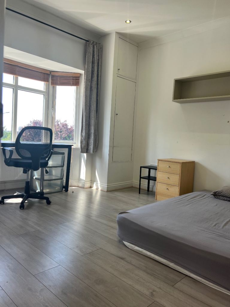 Flat Selborne Gardens in Greater London