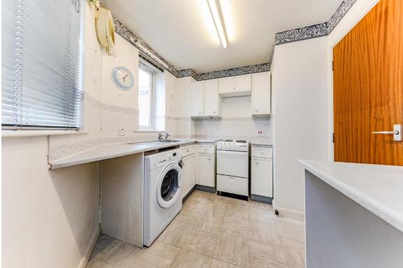 Flat Garter Way in Greater London