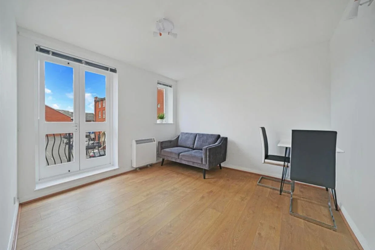 Flat Garter Way in Greater London