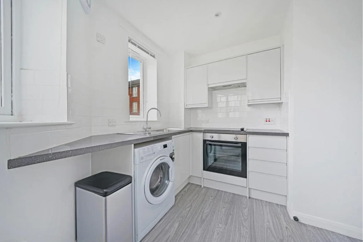Flat Garter Way in Greater London