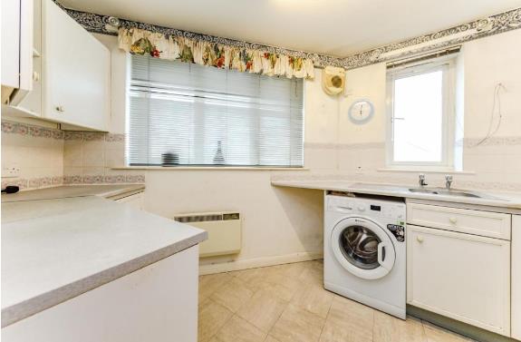 Flat Garter Way in Greater London