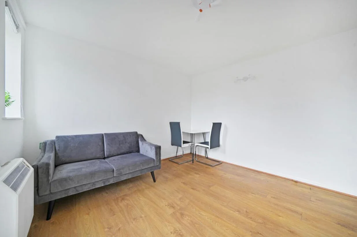 Flat Garter Way in Greater London