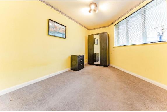 Flat Garter Way in Greater London