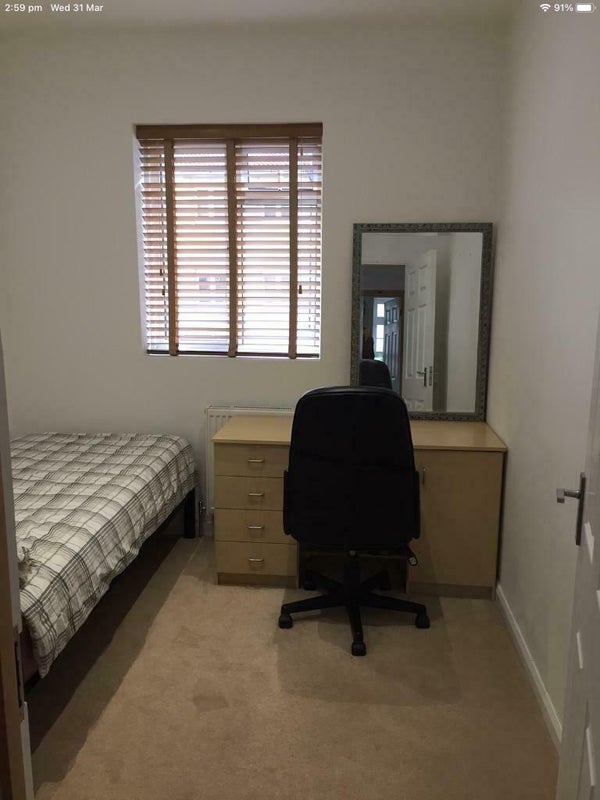Room Hearnshaw Street in Greater London