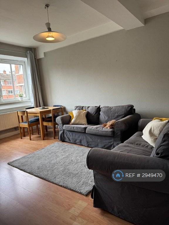 Room Sweeney Crescent in Greater London
