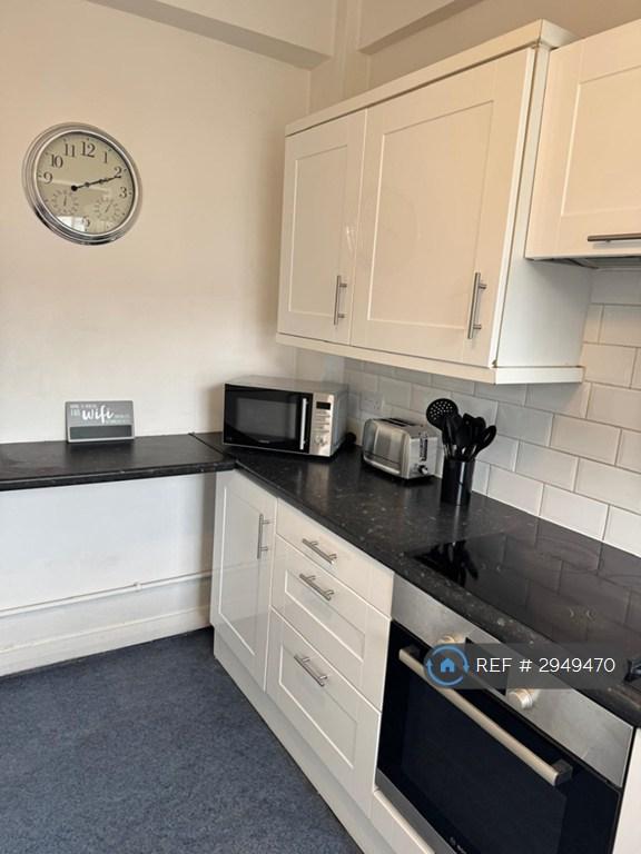 Room Sweeney Crescent in Greater London