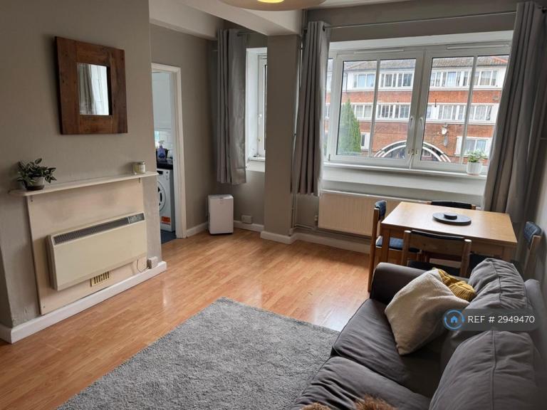 Room Sweeney Crescent in Greater London