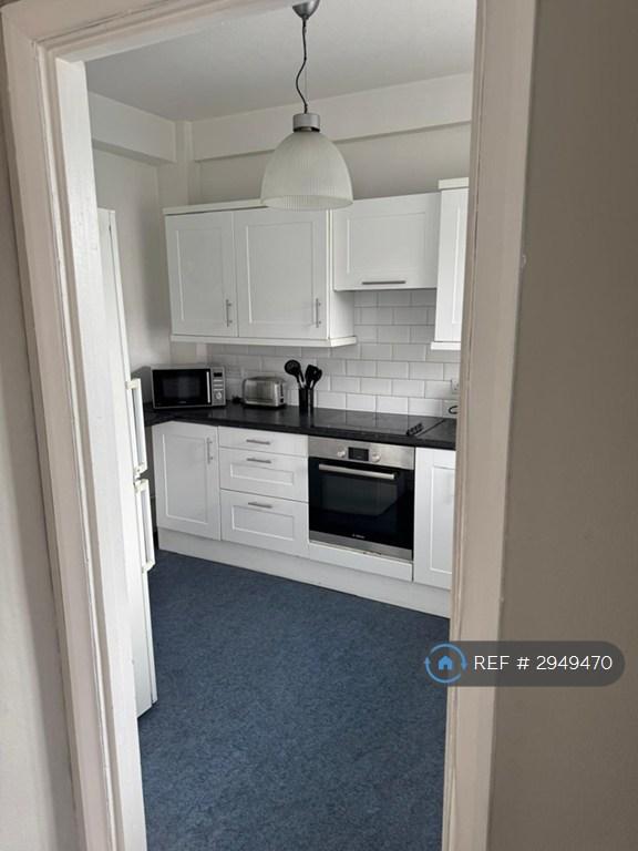 Room Sweeney Crescent in Greater London