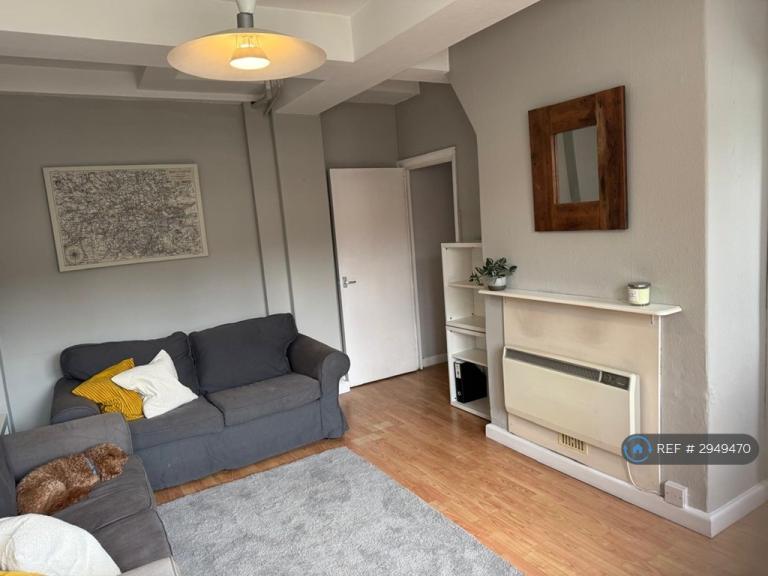 Room Sweeney Crescent in Greater London