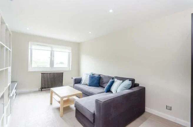 Flat Wynford Road in Greater London