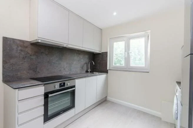 Flat Wynford Road in Greater London