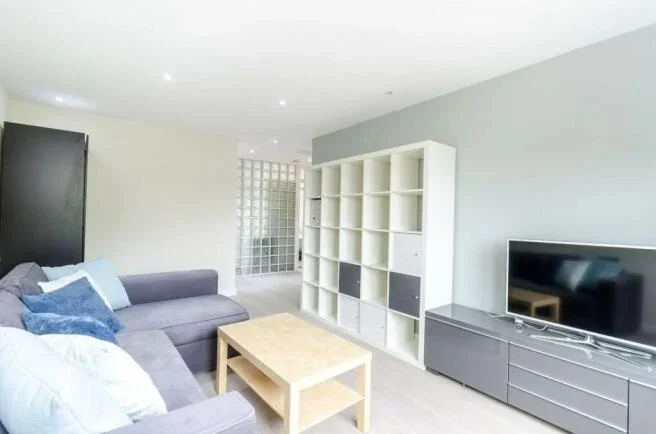 Flat Wynford Road in Greater London