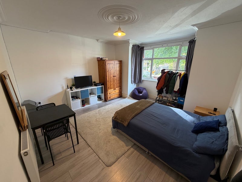 Room Niagara Avenue in Greater London