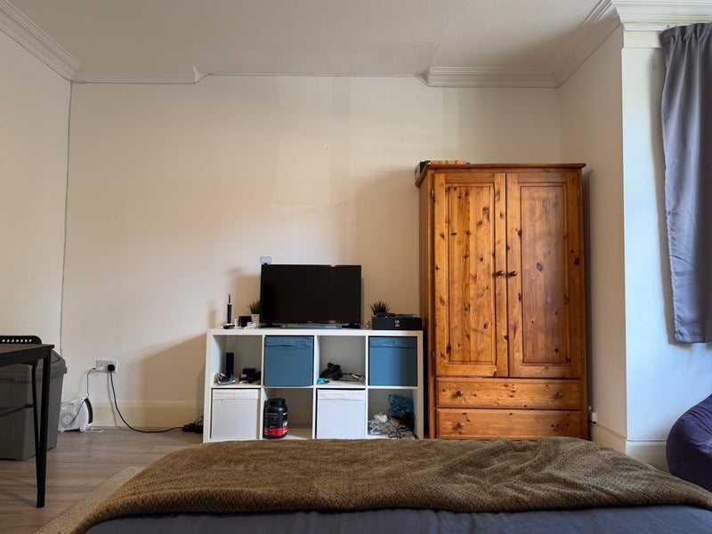 Room Niagara Avenue in Greater London
