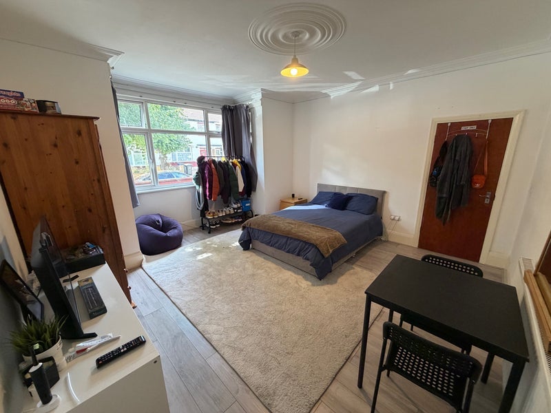 Room Niagara Avenue in Greater London