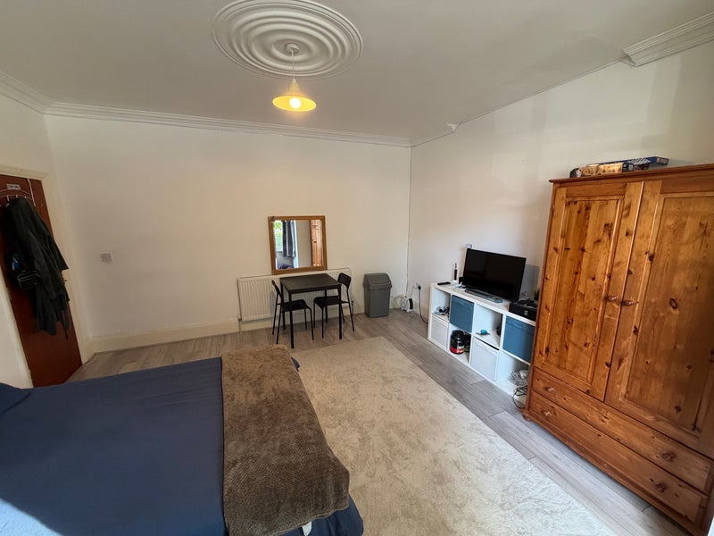 Room Niagara Avenue in Greater London