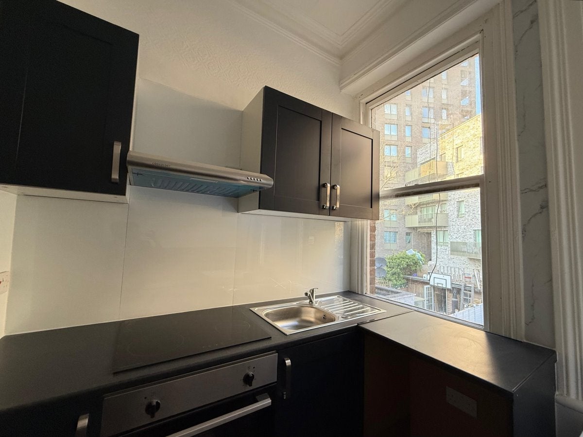 Flat Emanuel Avenue in London