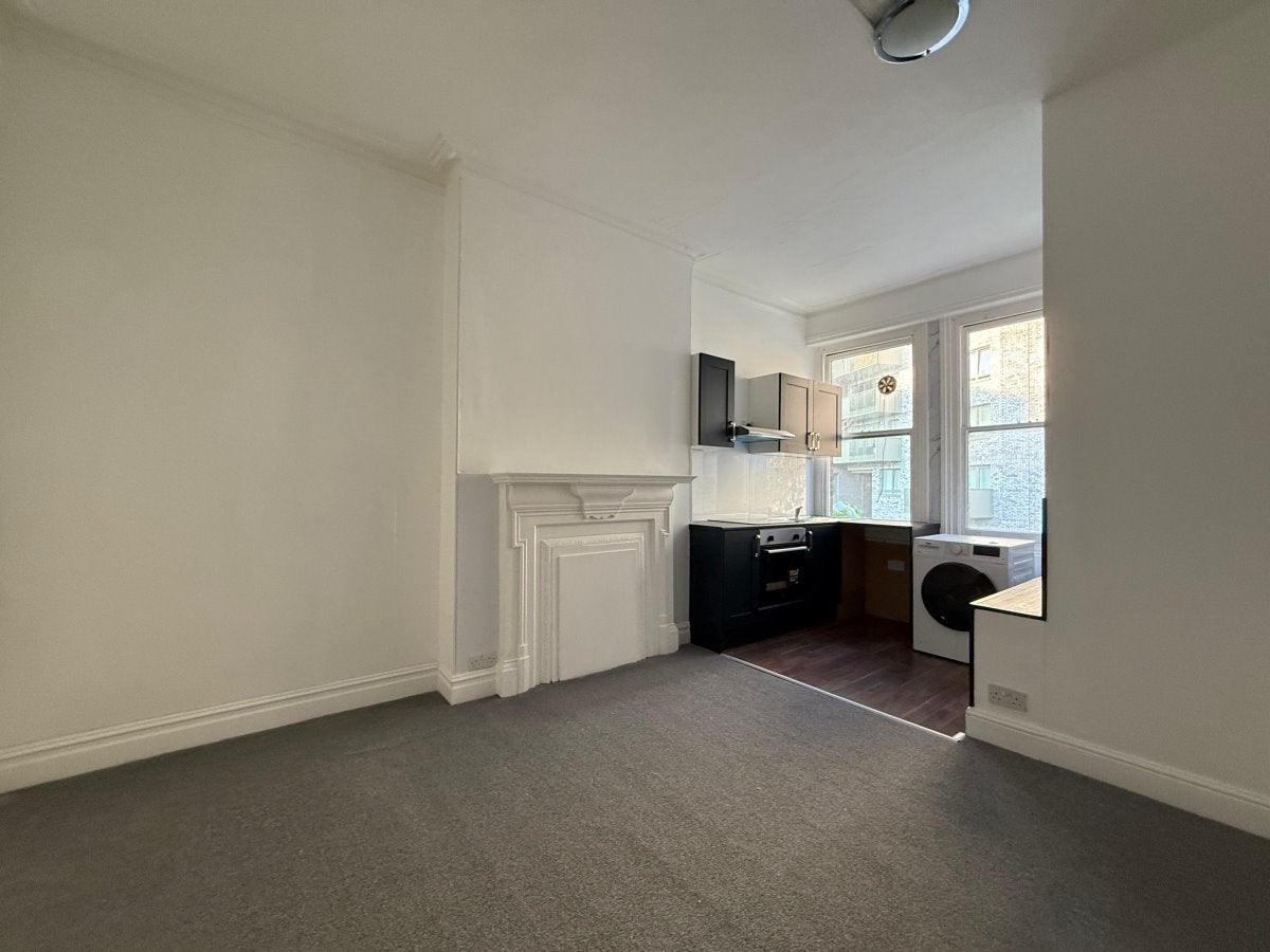 Flat Emanuel Avenue in London