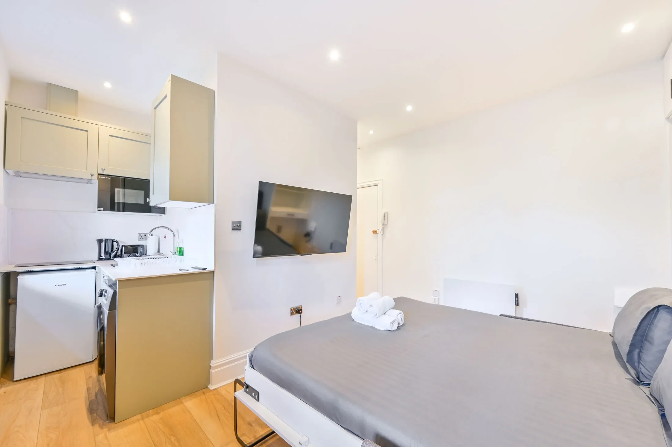 Flat Monmouth Road in City of Westminster