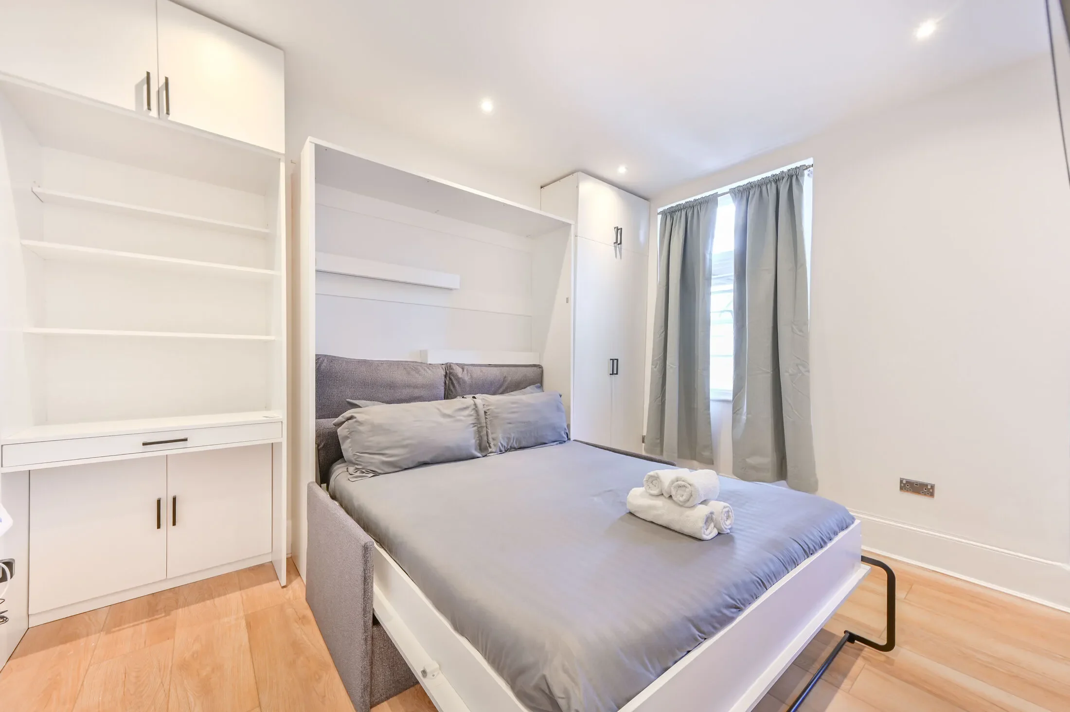 Flat Monmouth Road in City of Westminster