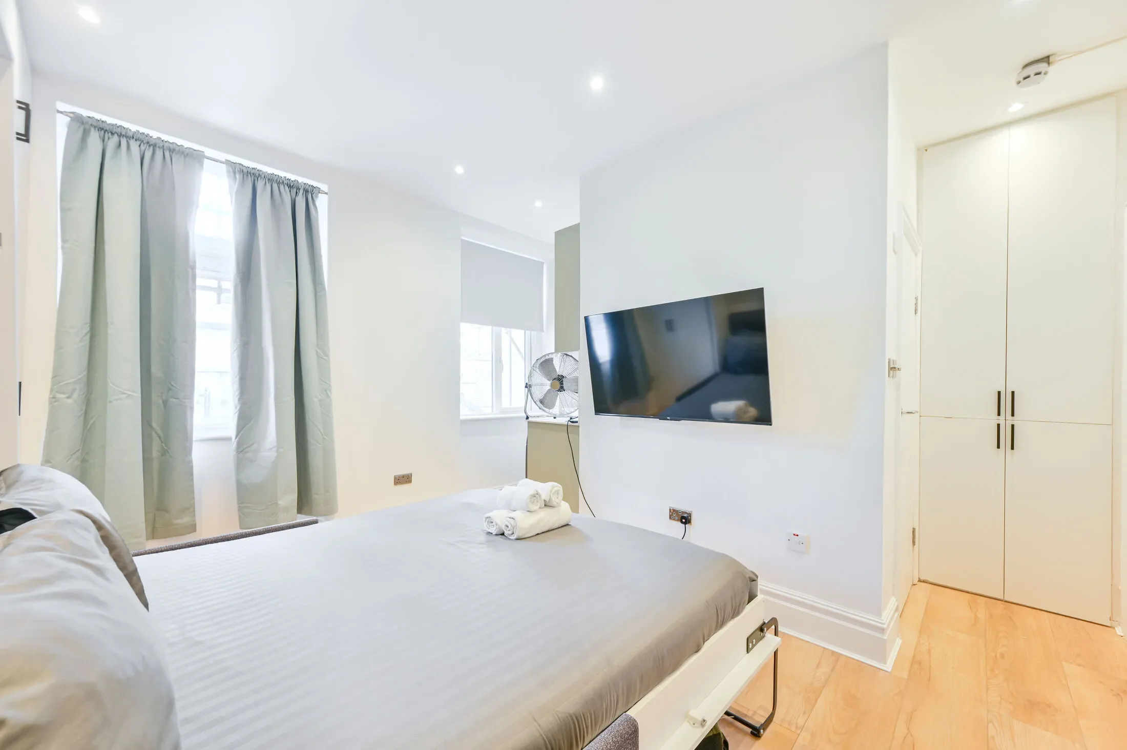 Flat Monmouth Road in City of Westminster