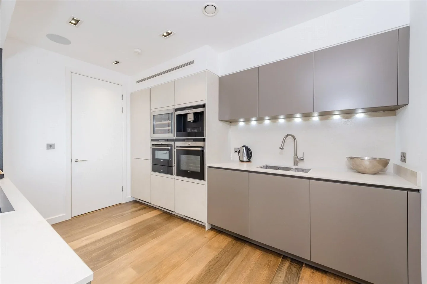 Flat Bridle Mews in Greater London